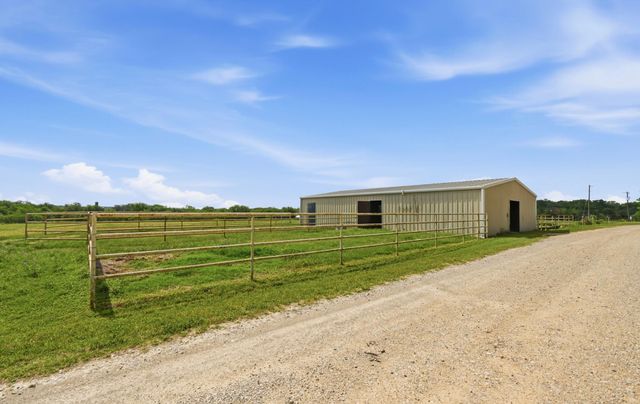 1175 Southern WAY, Luling, TX 78648