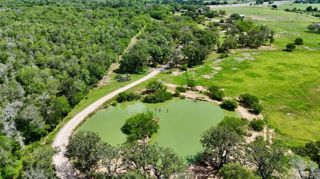 1175 Southern WAY, Luling, TX 78648