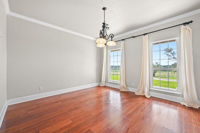 1175 Southern WAY, Luling, TX 78648