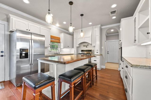 1175 Southern WAY, Luling, TX 78648