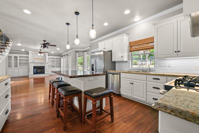 1175 Southern WAY, Luling, TX 78648