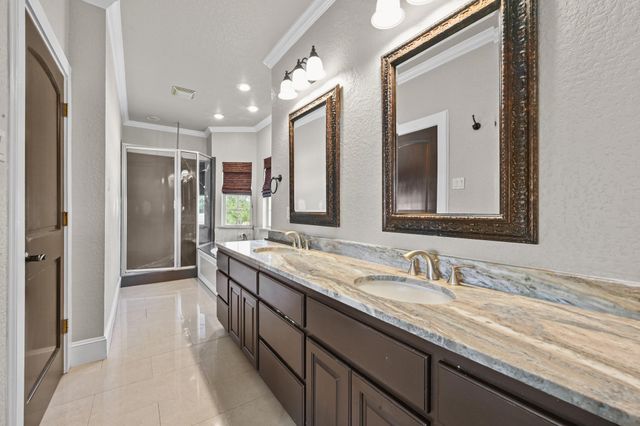 1175 Southern WAY, Luling, TX 78648