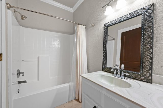 1175 Southern WAY, Luling, TX 78648