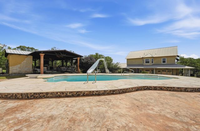 1175 Southern WAY, Luling, TX 78648