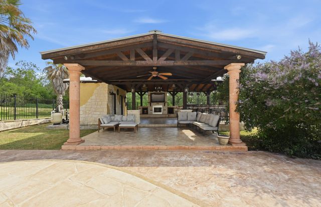 1175 Southern WAY, Luling, TX 78648