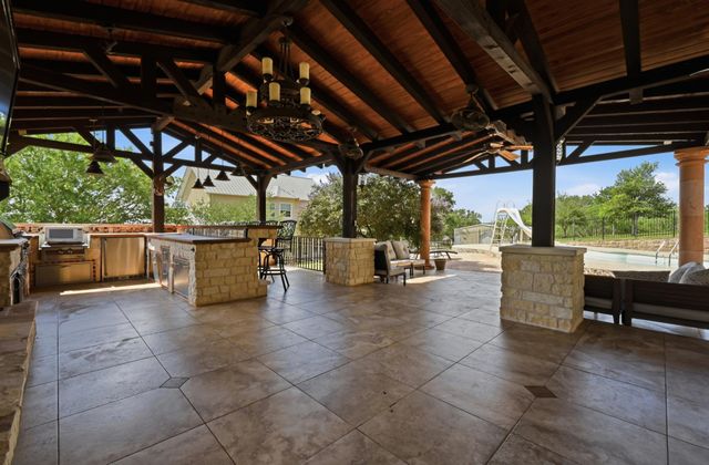 1175 Southern WAY, Luling, TX 78648