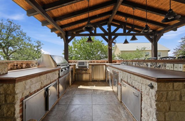 1175 Southern WAY, Luling, TX 78648