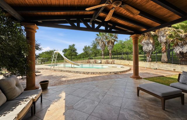 1175 Southern WAY, Luling, TX 78648