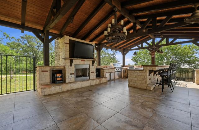 1175 Southern WAY, Luling, TX 78648
