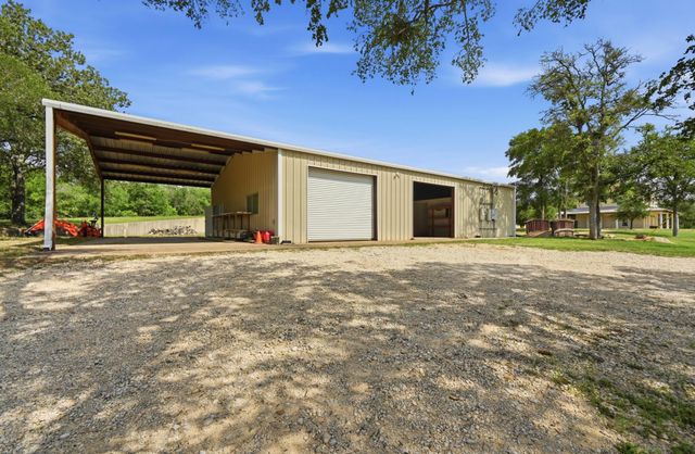 1175 Southern WAY, Luling, TX 78648