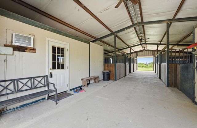 1175 Southern WAY, Luling, TX 78648