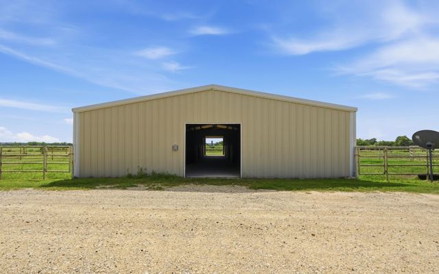 1175 Southern WAY, Luling, TX 78648