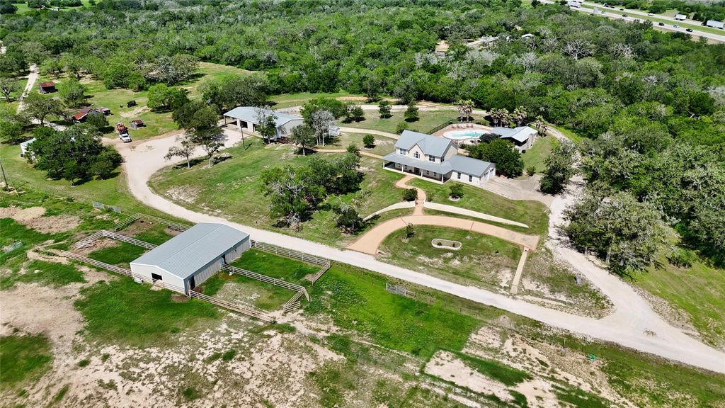 1175 Southern WAY, Luling, TX 78648