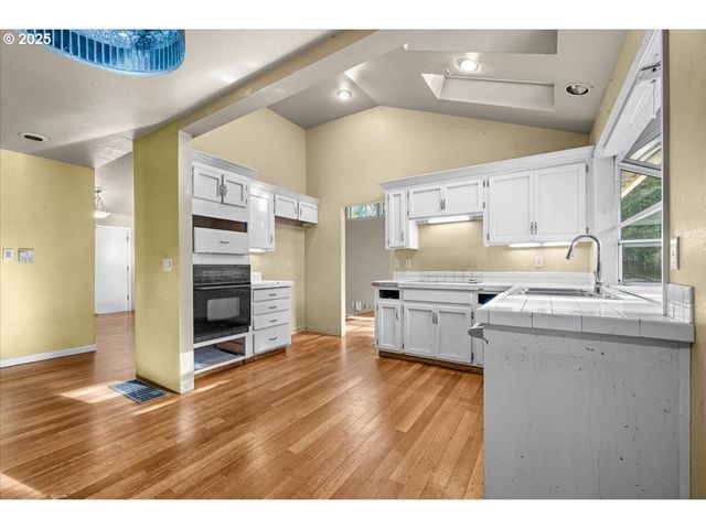 17427 Sw RIVENDELL Dr, Portland, OR 97224