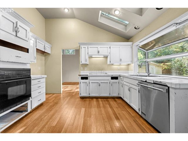 17427 Sw RIVENDELL Dr, Portland, OR 97224