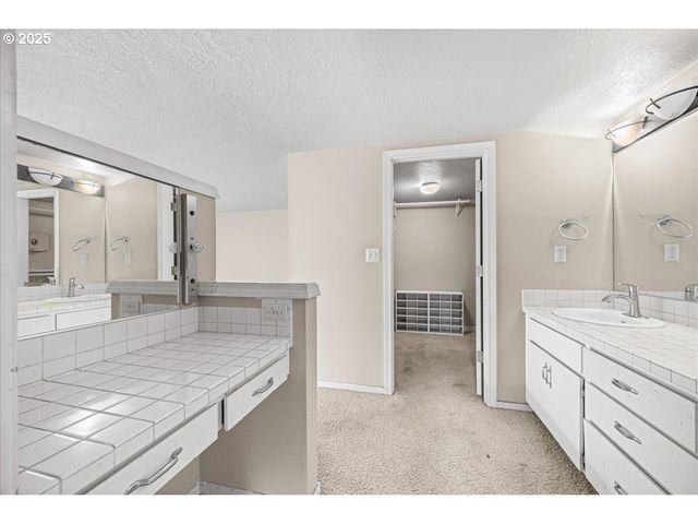 17427 Sw RIVENDELL Dr, Portland, OR 97224