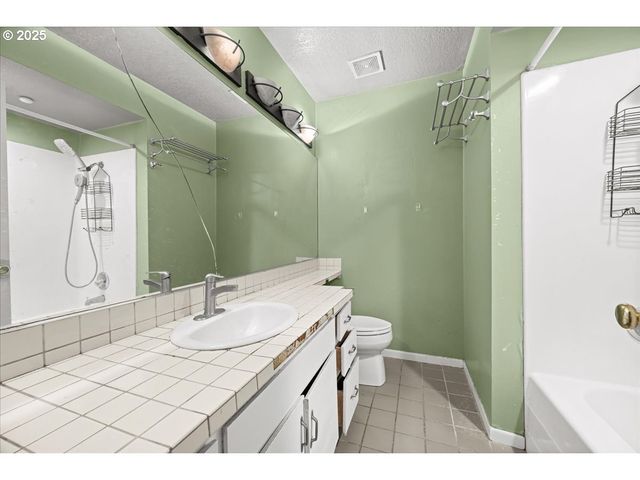 17427 Sw RIVENDELL Dr, Portland, OR 97224