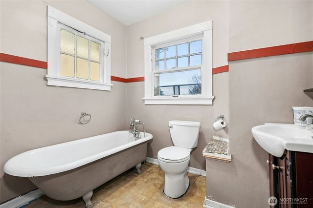 206 32nd Avenue, Seattle, WA 98122