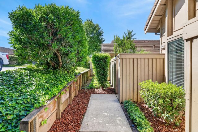 8165 Rose Vine Ln, Fair Oaks, CA 95628