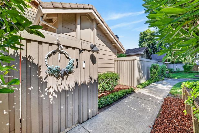 8165 Rose Vine Ln, Fair Oaks, CA 95628