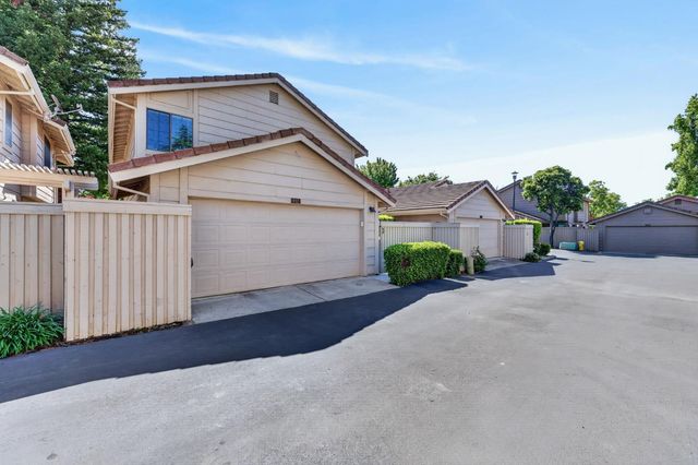 8165 Rose Vine Ln, Fair Oaks, CA 95628