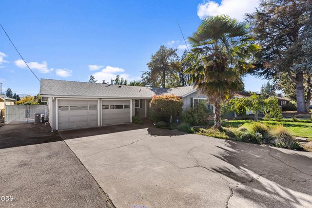 241 NE Savage Street, Grants Pass, OR 97526