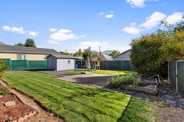 241 NE Savage Street, Grants Pass, OR 97526