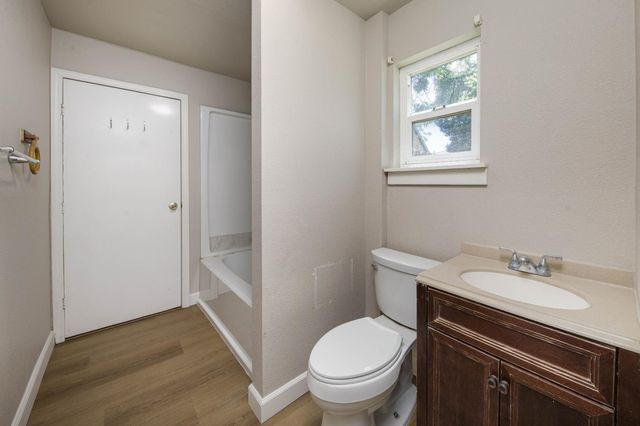 130 Almond Ave, Manteca, CA 95337