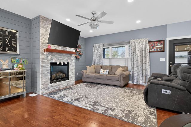 947 W Gilbert Drive, Evansdale, IA 50707