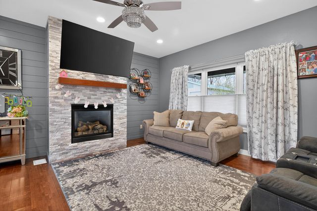 947 W Gilbert Drive, Evansdale, IA 50707