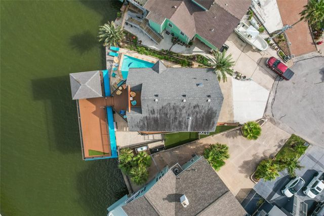 106 Isles End Road, Tiki Island, TX 77554