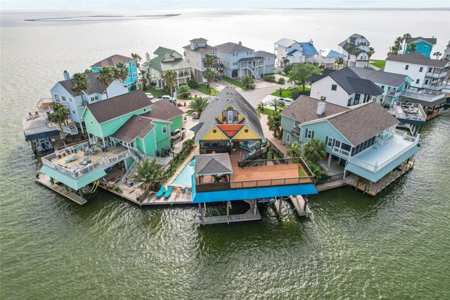 106 Isles End Road, Tiki Island, TX 77554