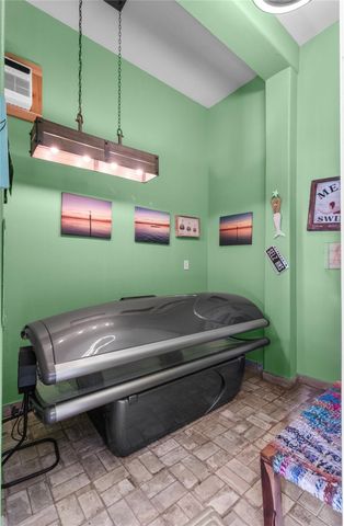 106 Isles End Road, Tiki Island, TX 77554