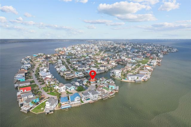 106 Isles End Road, Tiki Island, TX 77554