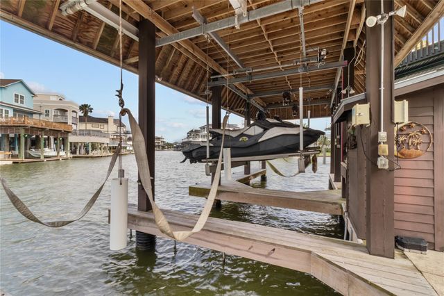 106 Isles End Road, Tiki Island, TX 77554