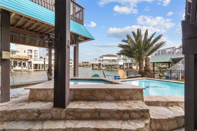 106 Isles End Road, Tiki Island, TX 77554