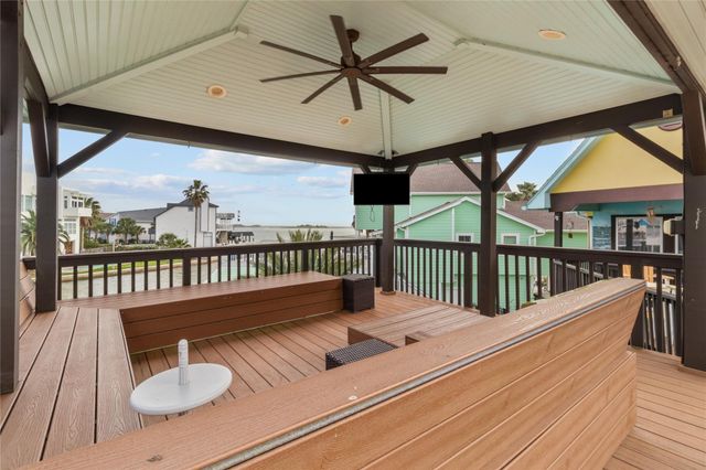 106 Isles End Road, Tiki Island, TX 77554