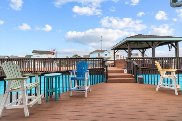 106 Isles End Road, Tiki Island, TX 77554