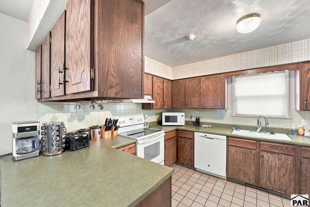 411 Kenwood Dr, Pueblo, CO 81004