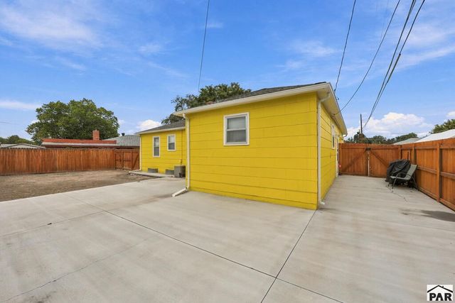 411 Kenwood Dr, Pueblo, CO 81004