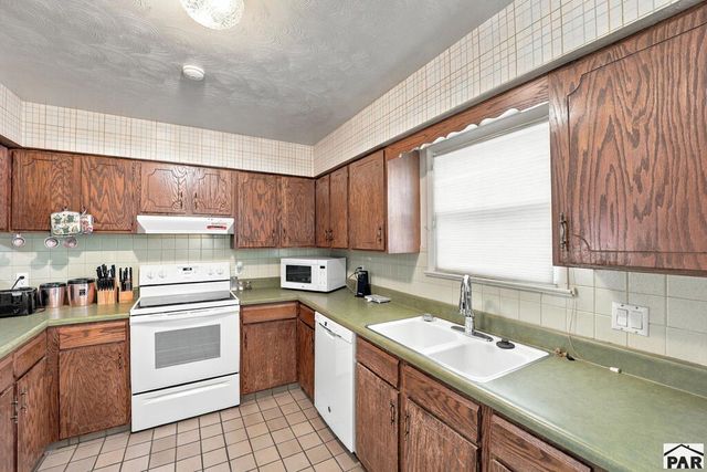 411 Kenwood Dr, Pueblo, CO 81004