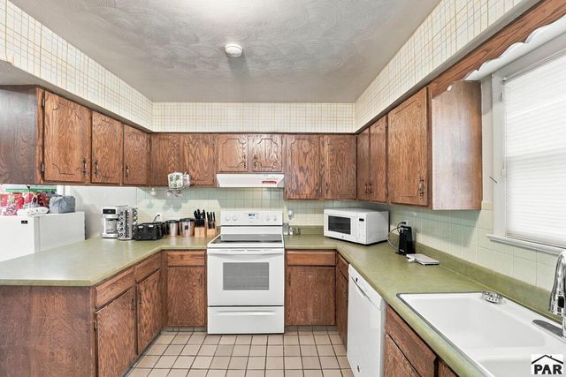 411 Kenwood Dr, Pueblo, CO 81004