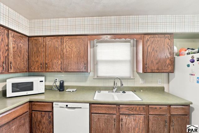 411 Kenwood Dr, Pueblo, CO 81004