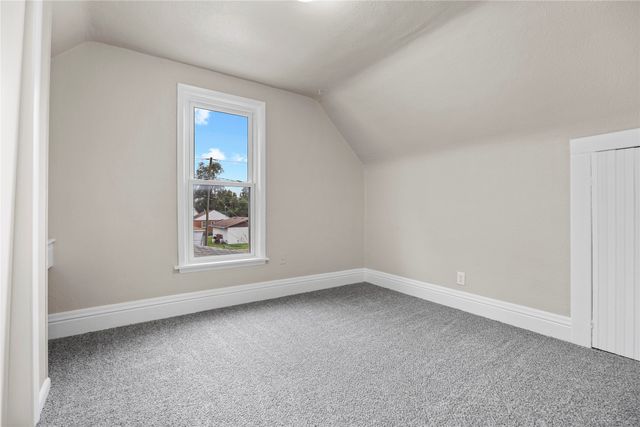 2905 E Walnut Street, Des Moines, IA 50317