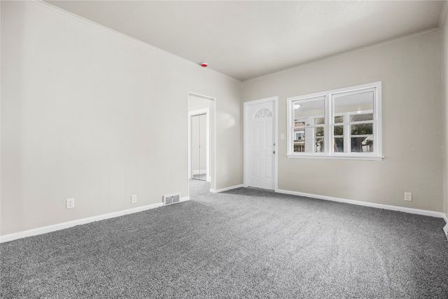 2905 E Walnut Street, Des Moines, IA 50317