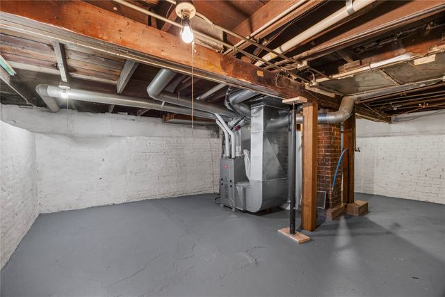 2905 E Walnut Street, Des Moines, IA 50317