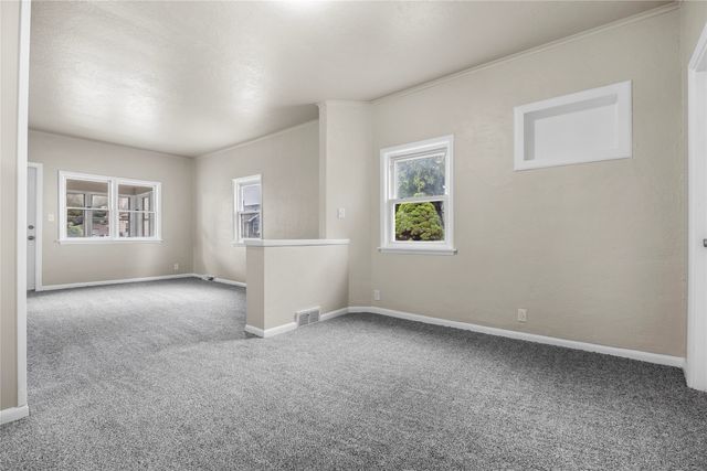 2905 E Walnut Street, Des Moines, IA 50317
