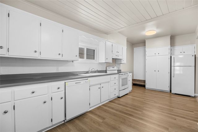 2905 E Walnut Street, Des Moines, IA 50317