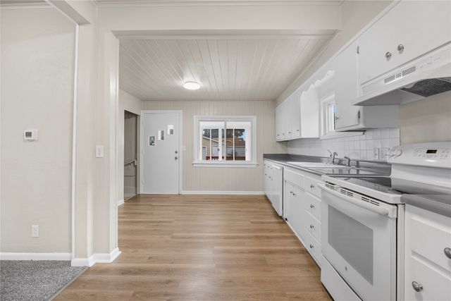 2905 E Walnut Street, Des Moines, IA 50317