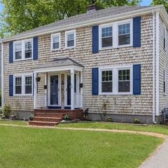 351 Boulevard Boulevard, Middletown, RI 02842